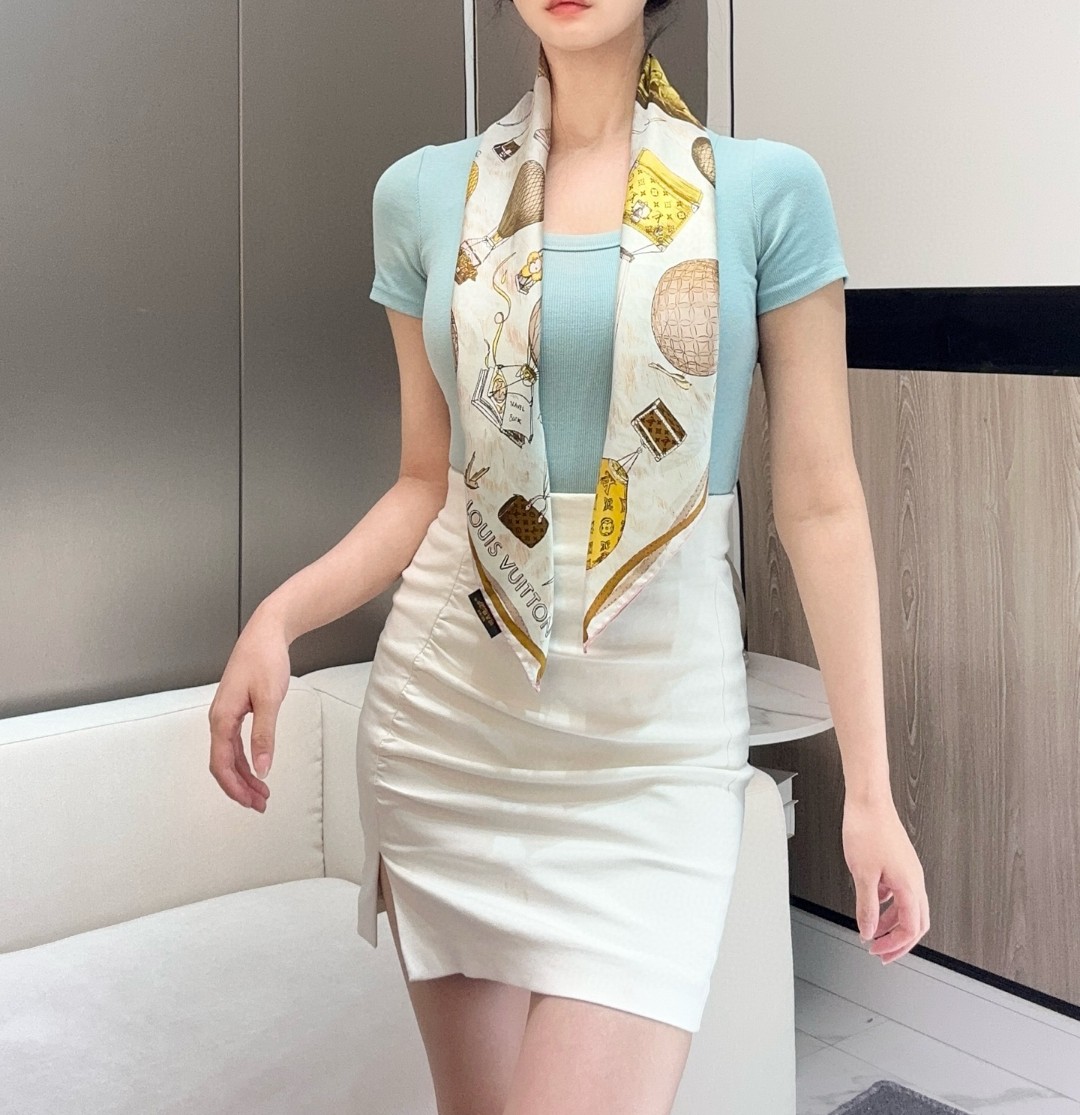   真心赞‼️【L热气球印花90】本款 UP and Away 方巾讲述品牌悠久旅行历史。以印花工艺打造