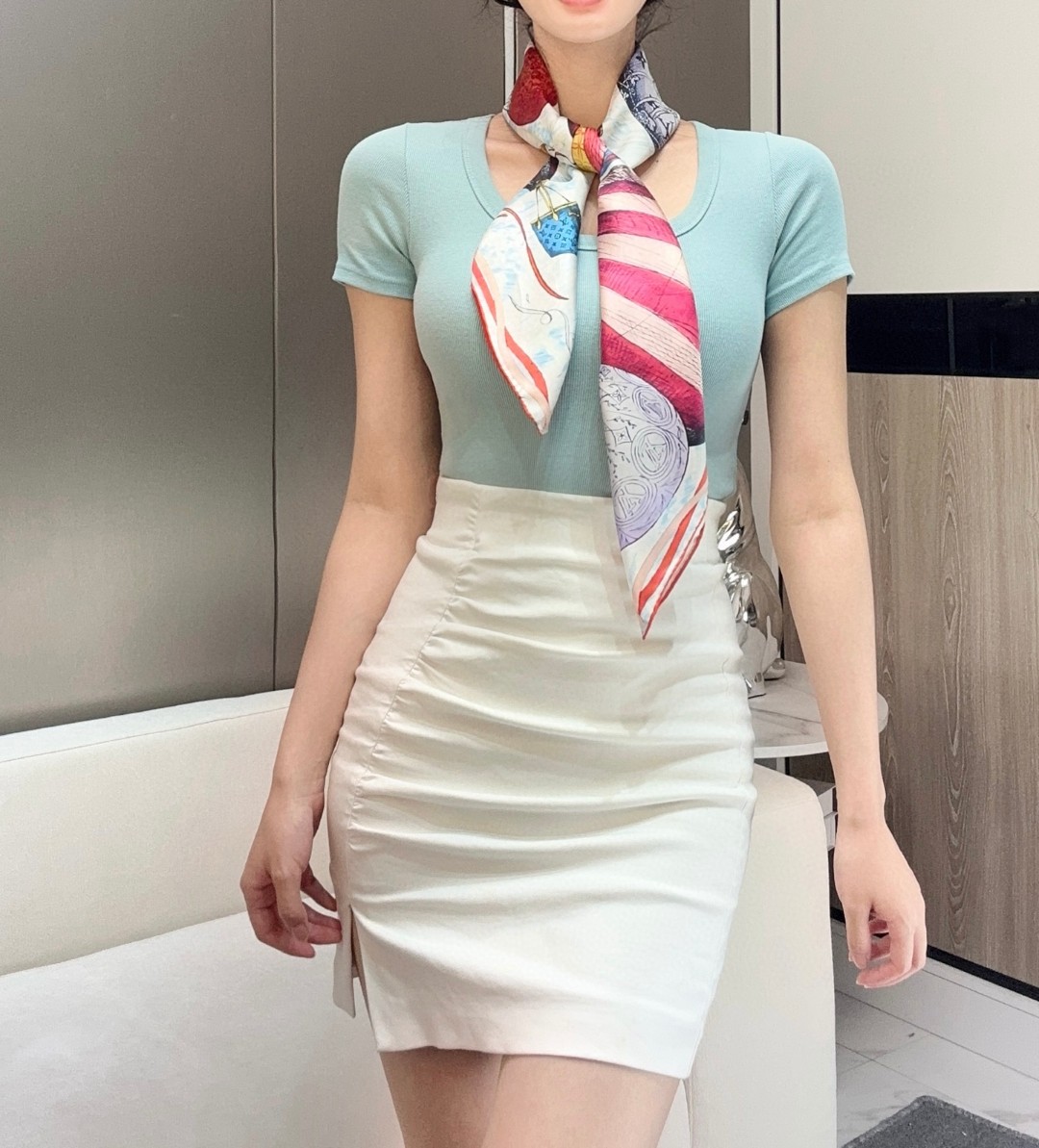   真心赞‼️【L热气球印花90】本款 UP and Away 方巾讲述品牌悠久旅行历史。以印花工艺打造