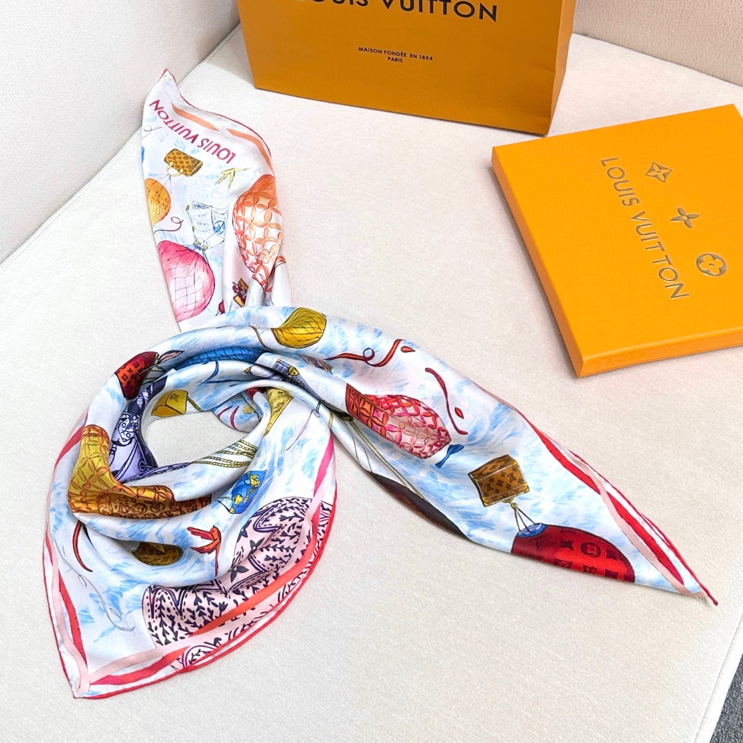   真心赞‼️【L热气球印花90】本款 UP and Away 方巾讲述品牌悠久旅行历史。以印花工艺打造