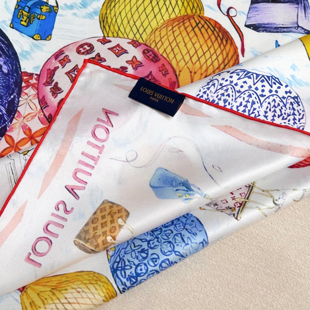   真心赞‼️【L热气球印花90】本款 UP and Away 方巾讲述品牌悠久旅行历史。以印花工艺打造