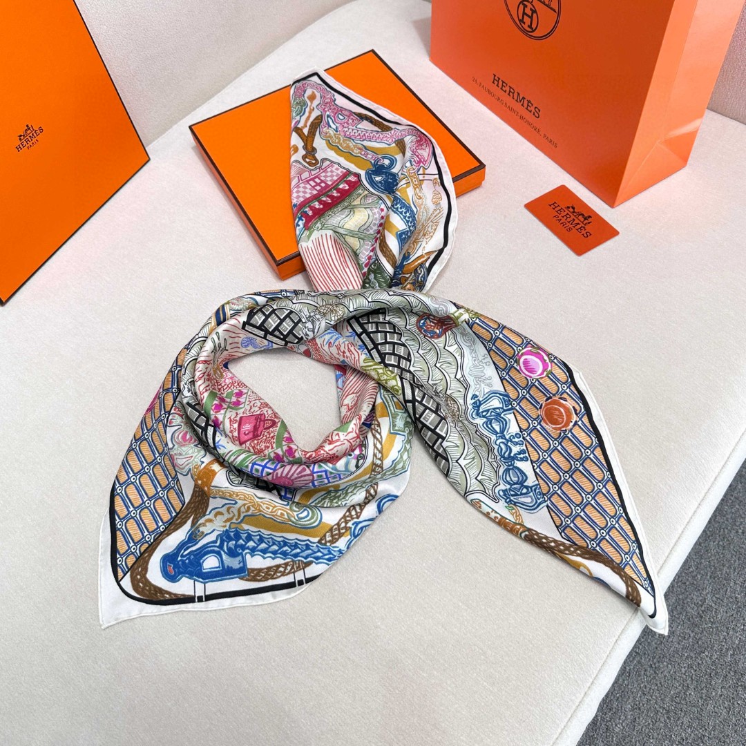 。丝巾大探险”90厘米方巾-Hermes～
手工卷边斜纹真丝方巾（100%桑蚕丝）。
这款爱马仕点睛配饰