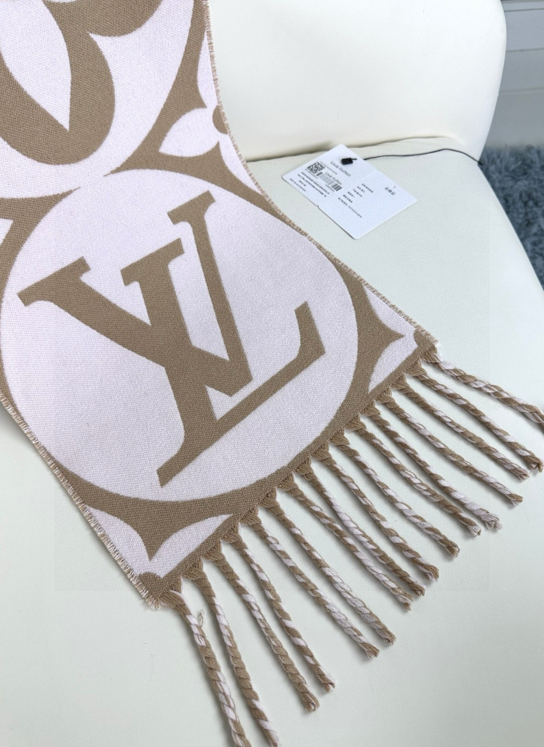  ！官网三色🧣太好看了 大麻花也有新款了 新款围巾大号字母花卉彰显品再以纤长流苏饰边增添华美质感. 纯羊