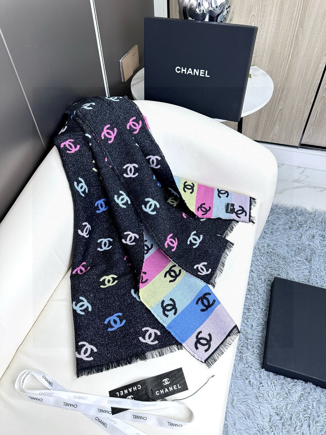 价优版本 chenel24c最美围巾 手感比想象中柔软～两面都很优秀，黑色一面是底色带细闪，彩色一面是l