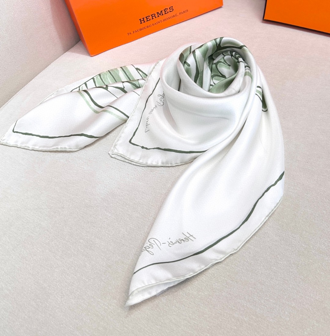 。自由飞马”18mm顶级真丝双面同色90方巾～Hermes 手工卷边斜纹真丝方巾（100%桑蚕丝）。这款