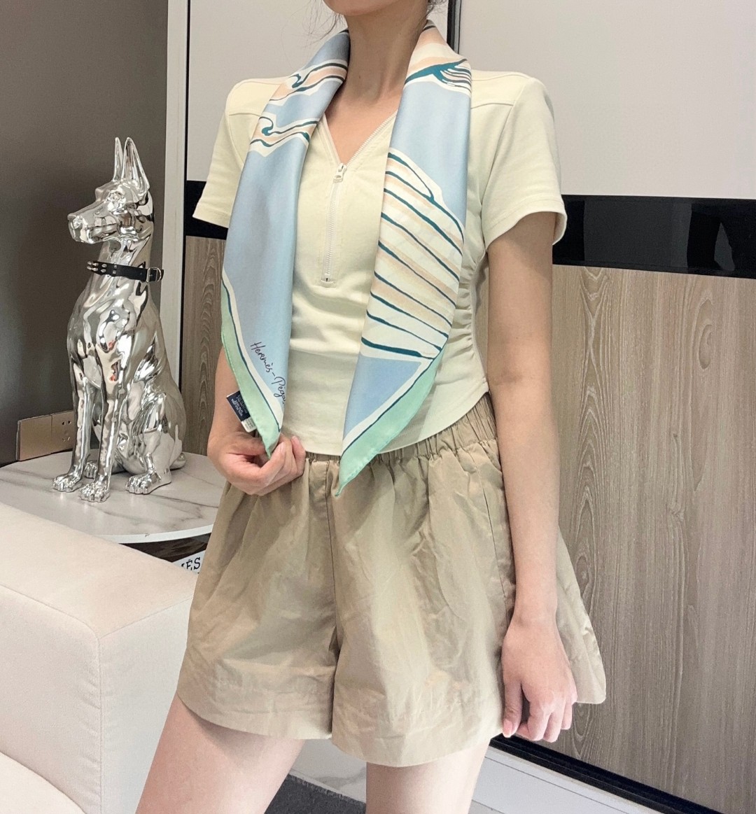 。自由飞马”18mm顶级真丝双面同色90方巾～Hermes 手工卷边斜纹真丝方巾（100%桑蚕丝）。这款