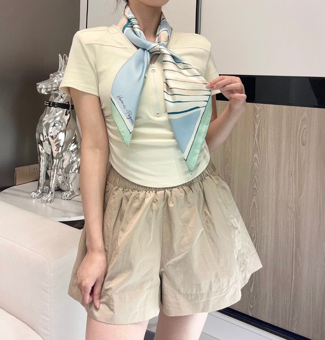 。自由飞马”18mm顶级真丝双面同色90方巾～Hermes 手工卷边斜纹真丝方巾（100%桑蚕丝）。这款