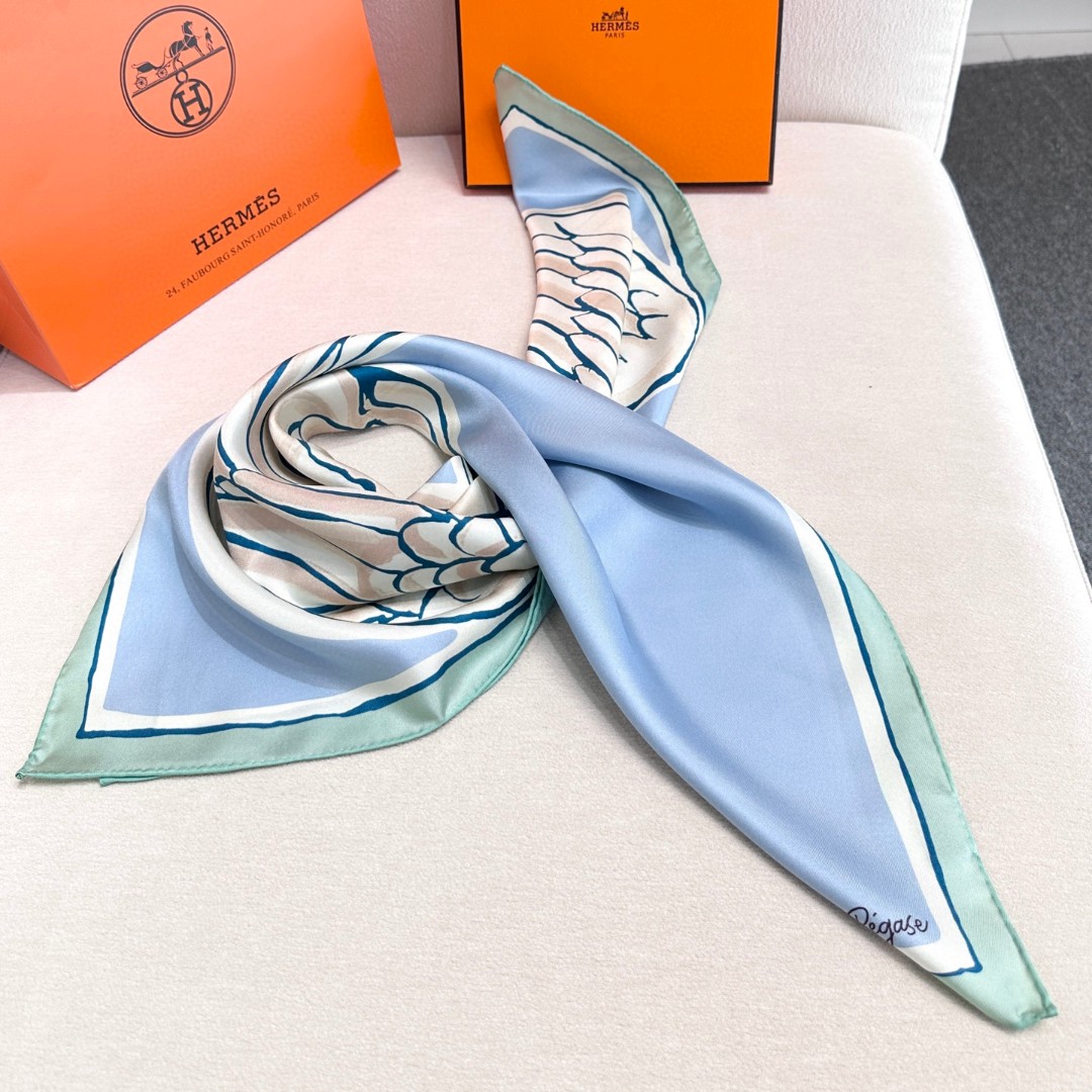 。自由飞马”18mm顶级真丝双面同色90方巾～Hermes 手工卷边斜纹真丝方巾（100%桑蚕丝）。这款