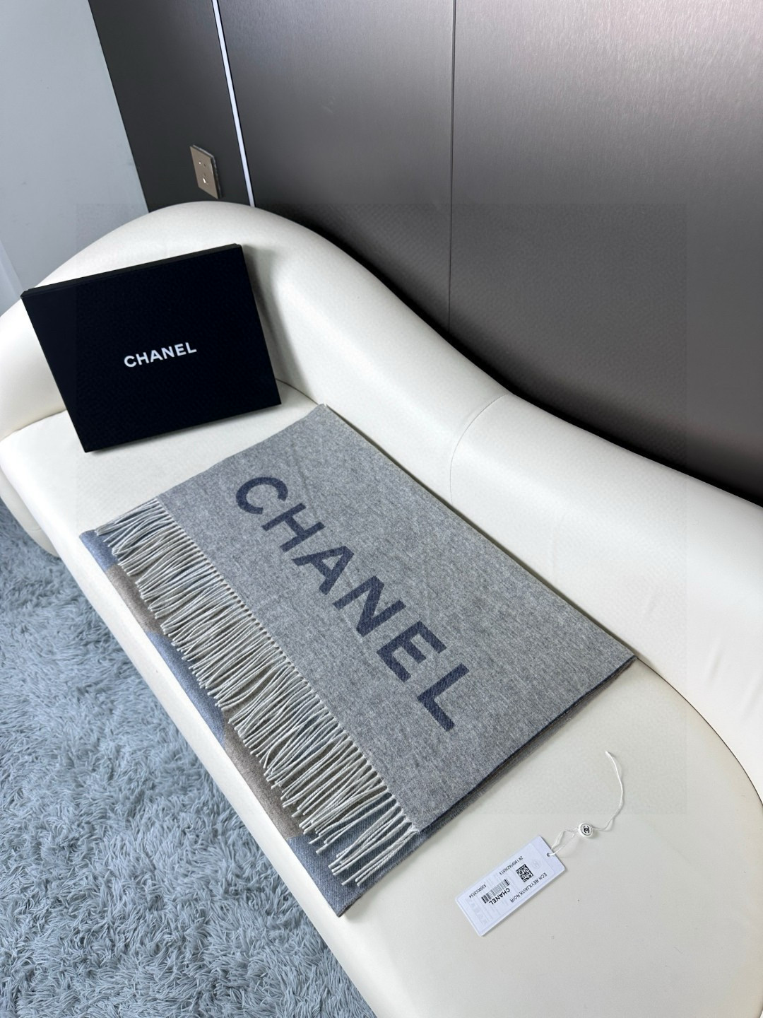  chanel香奶奶羊绒双面紫本色与深灰色过度渐变大披肩，超级高级的颜色！
可以当围巾也可以当做披肩 双