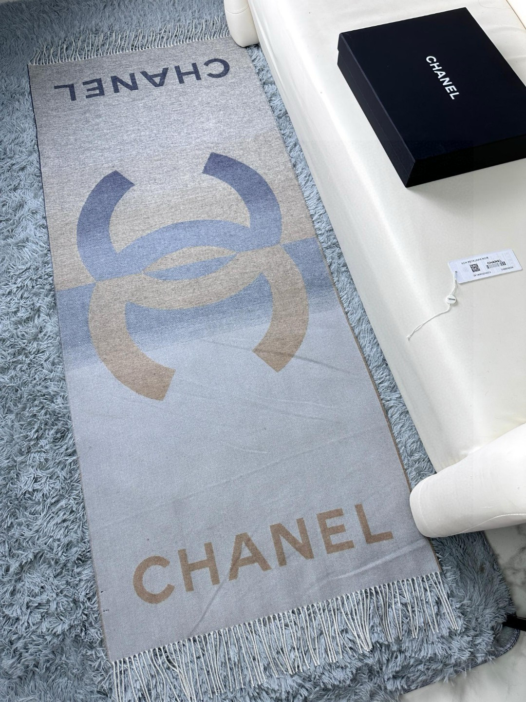  chanel香奶奶羊绒双面紫本色与深灰色过度渐变大披肩，超级高级的颜色！
可以当围巾也可以当做披肩 双