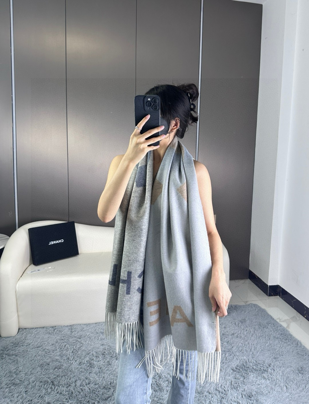  chanel香奶奶羊绒双面紫本色与深灰色过度渐变大披肩，超级高级的颜色！
可以当围巾也可以当做披肩 双