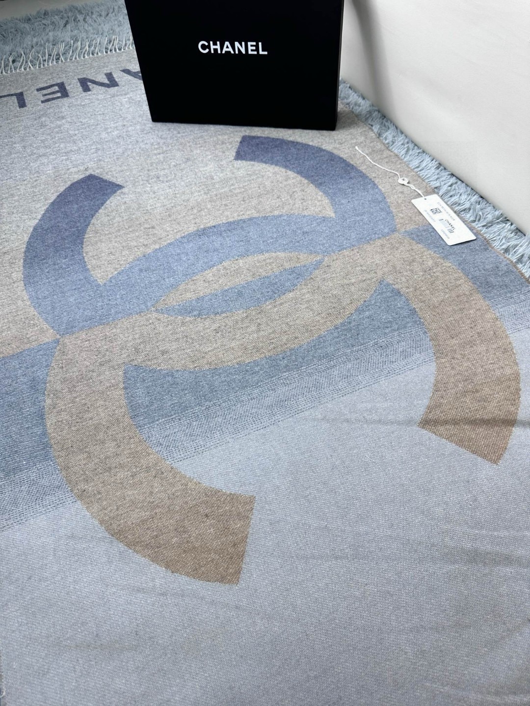  chanel香奶奶羊绒双面紫本色与深灰色过度渐变大披肩，超级高级的颜色！
可以当围巾也可以当做披肩 双
