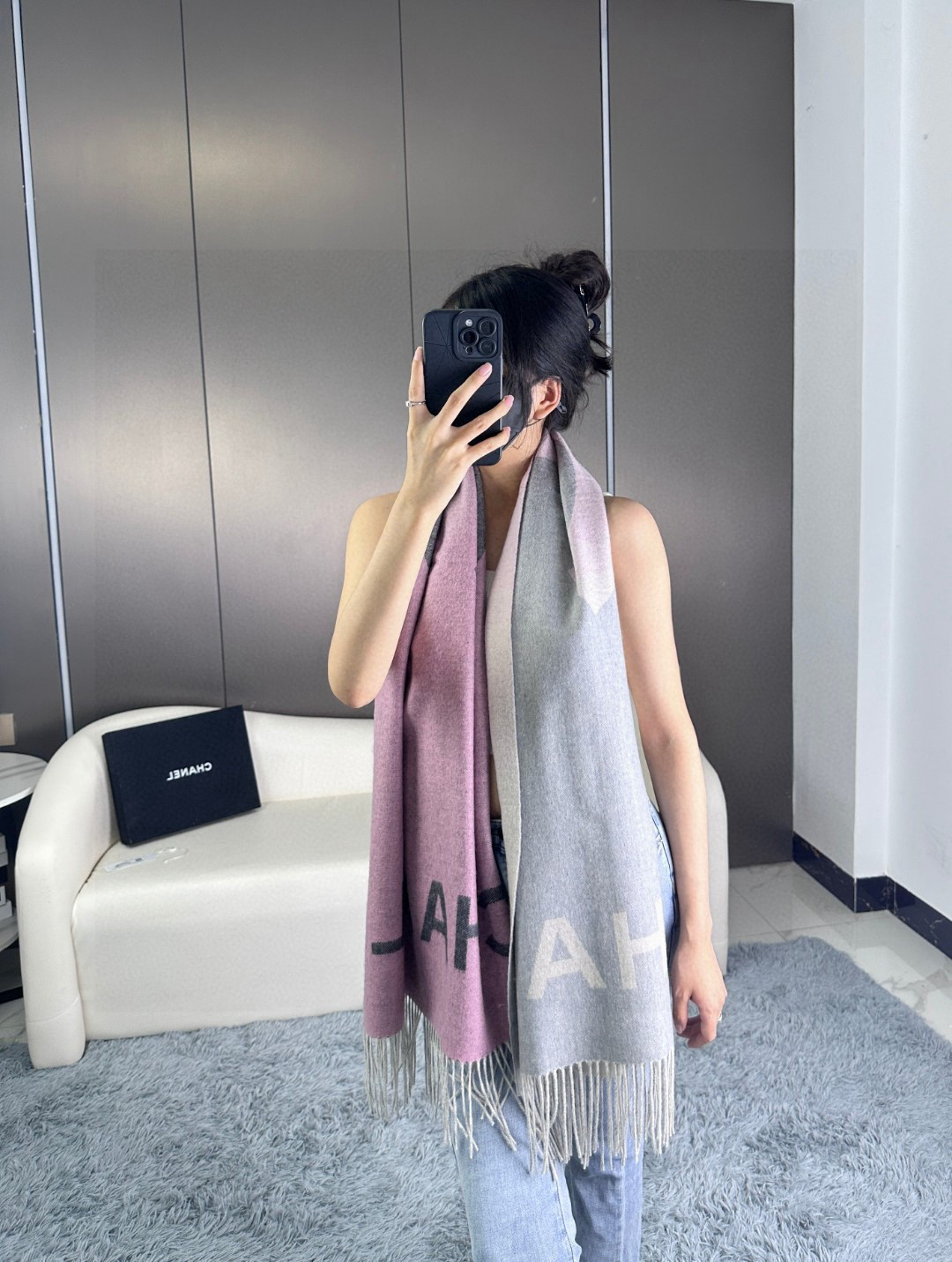  chanel香奶奶羊绒双面紫本色与深灰色过度渐变大披肩，超级高级的颜色！
可以当围巾也可以当做披肩 双