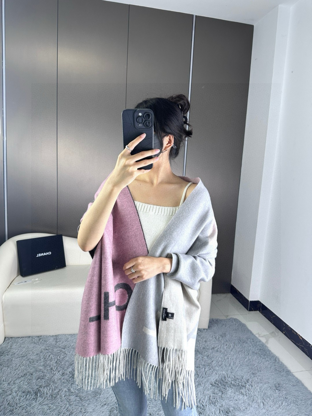  chanel香奶奶羊绒双面紫本色与深灰色过度渐变大披肩，超级高级的颜色！
可以当围巾也可以当做披肩 双