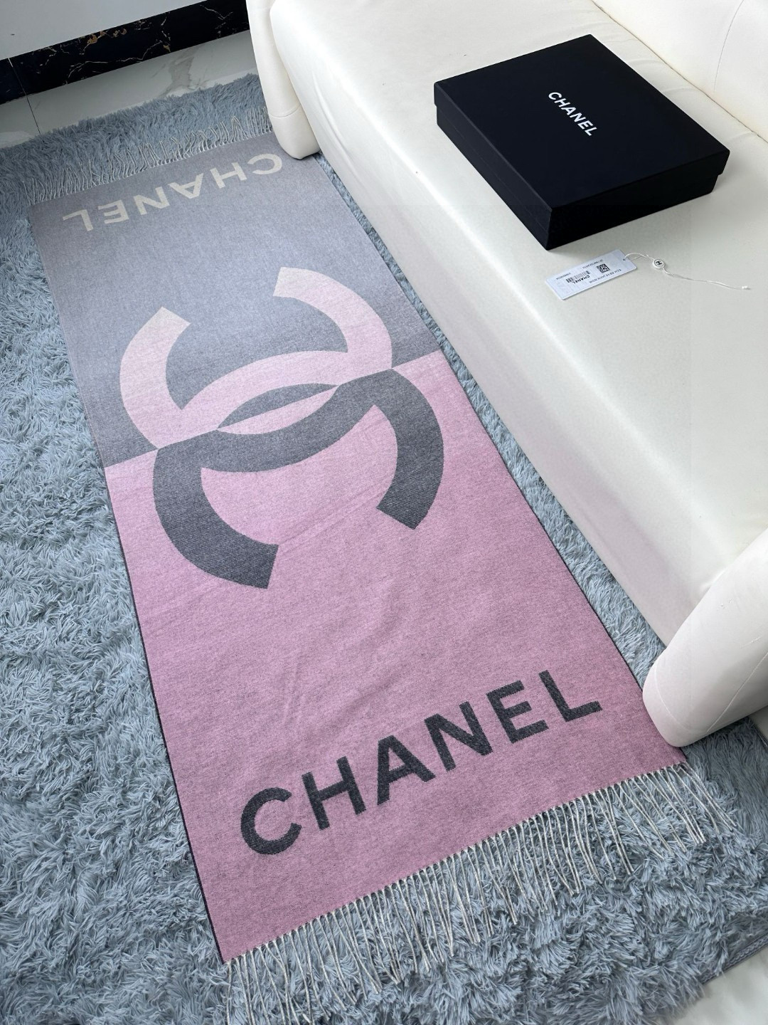  chanel香奶奶羊绒双面紫本色与深灰色过度渐变大披肩，超级高级的颜色！
可以当围巾也可以当做披肩 双