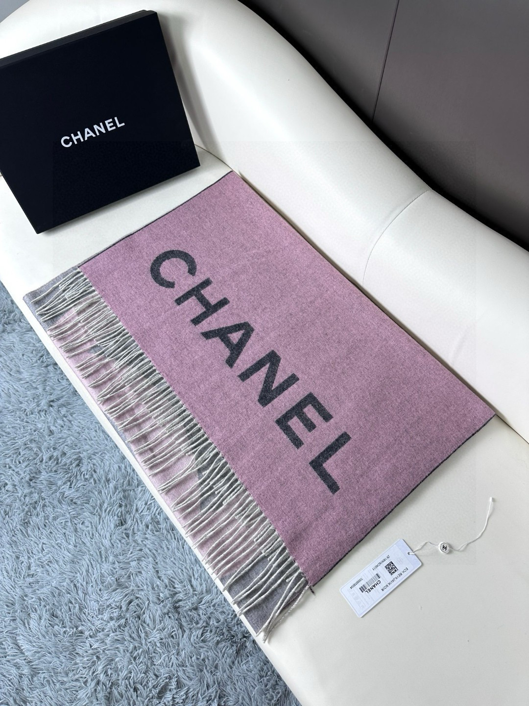  chanel香奶奶羊绒双面紫本色与深灰色过度渐变大披肩，超级高级的颜色！
可以当围巾也可以当做披肩 双