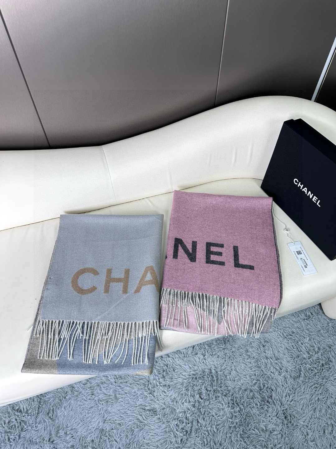  chanel香奶奶羊绒双面紫本色与深灰色过度渐变大披肩，超级高级的颜色！
可以当围巾也可以当做披肩 双