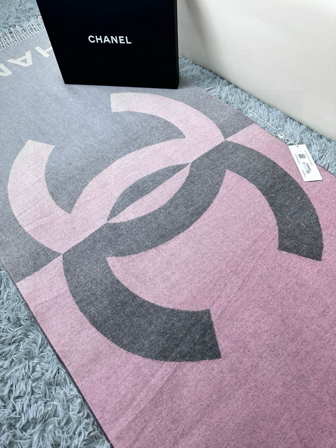  chanel香奶奶羊绒双面紫本色与深灰色过度渐变大披肩，超级高级的颜色！
可以当围巾也可以当做披肩 双