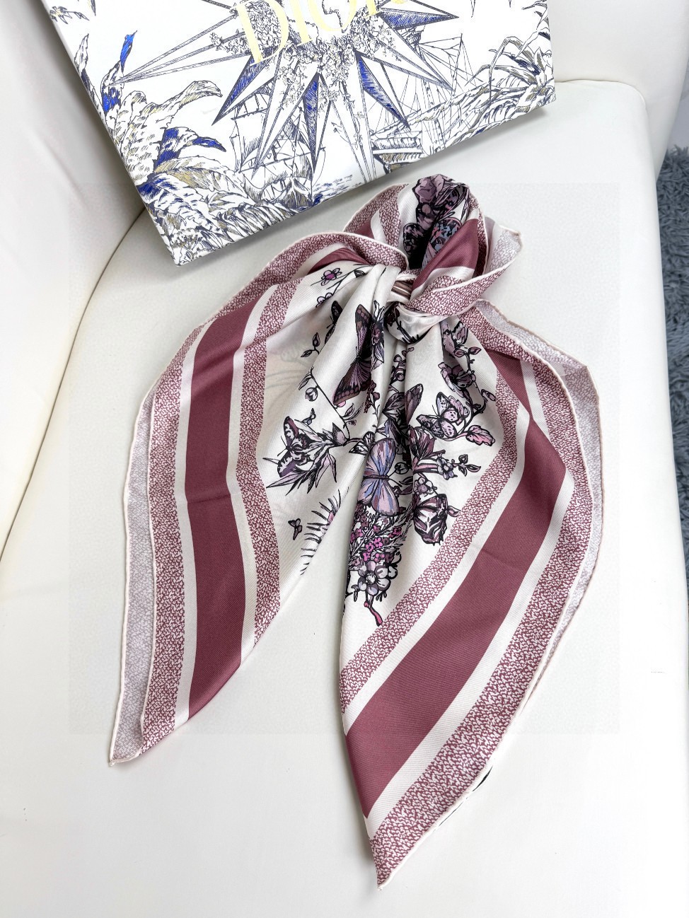  品名   墨西哥花朵
面料：真丝
尺寸：90*90
颜色： 蓝色 粉色 绿色
这款白色方巾饰以彼得罗·
