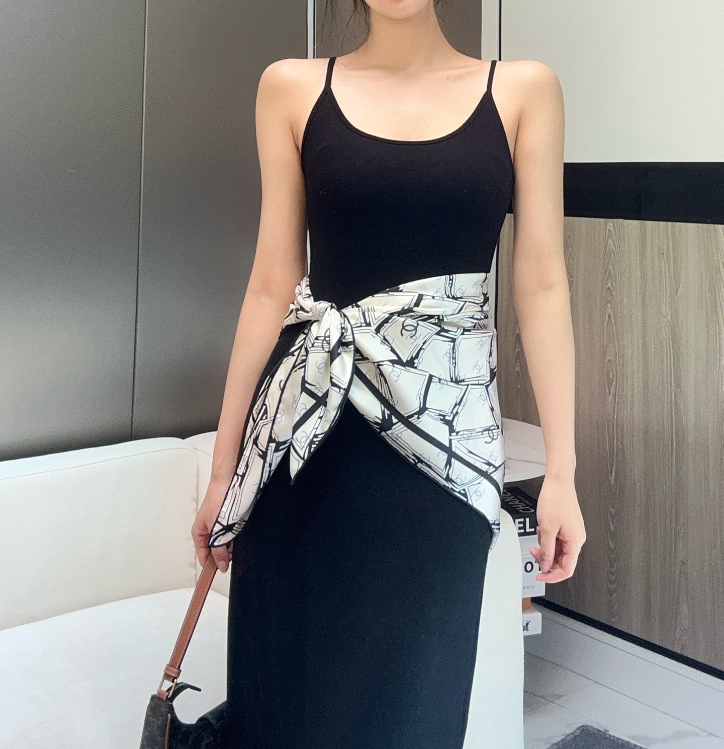  
香奈儿（CHANEL）新款丝巾。丝巾上以黑白线条交织的几何图案形式呈现,展现出一种现代感与艺术感，其
