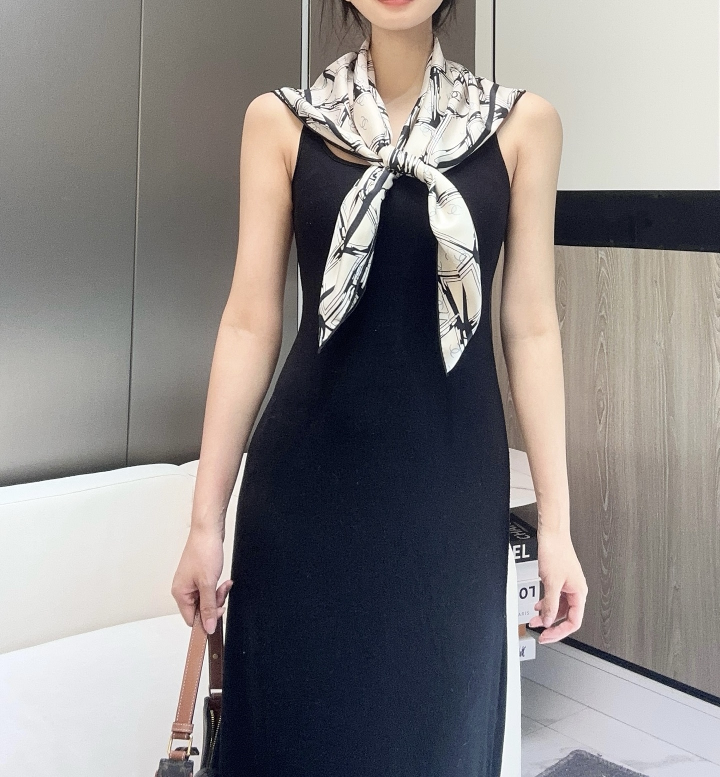  
香奈儿（CHANEL）新款丝巾。丝巾上以黑白线条交织的几何图案形式呈现,展现出一种现代感与艺术感，其