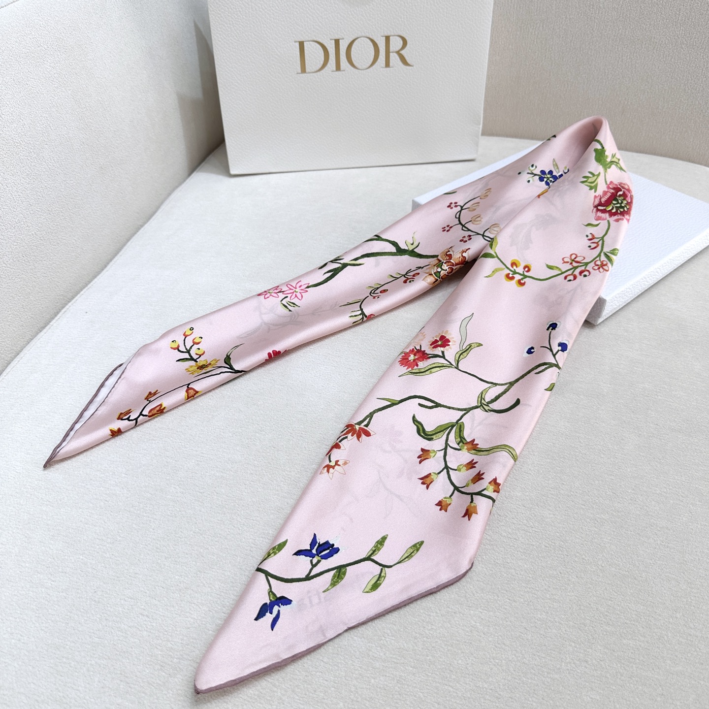  ✨✨Dior最最新的专柜主打真丝方巾，花卉系列💟 度假及日常都非常好搭配的款😍订单私流  】一看到就想