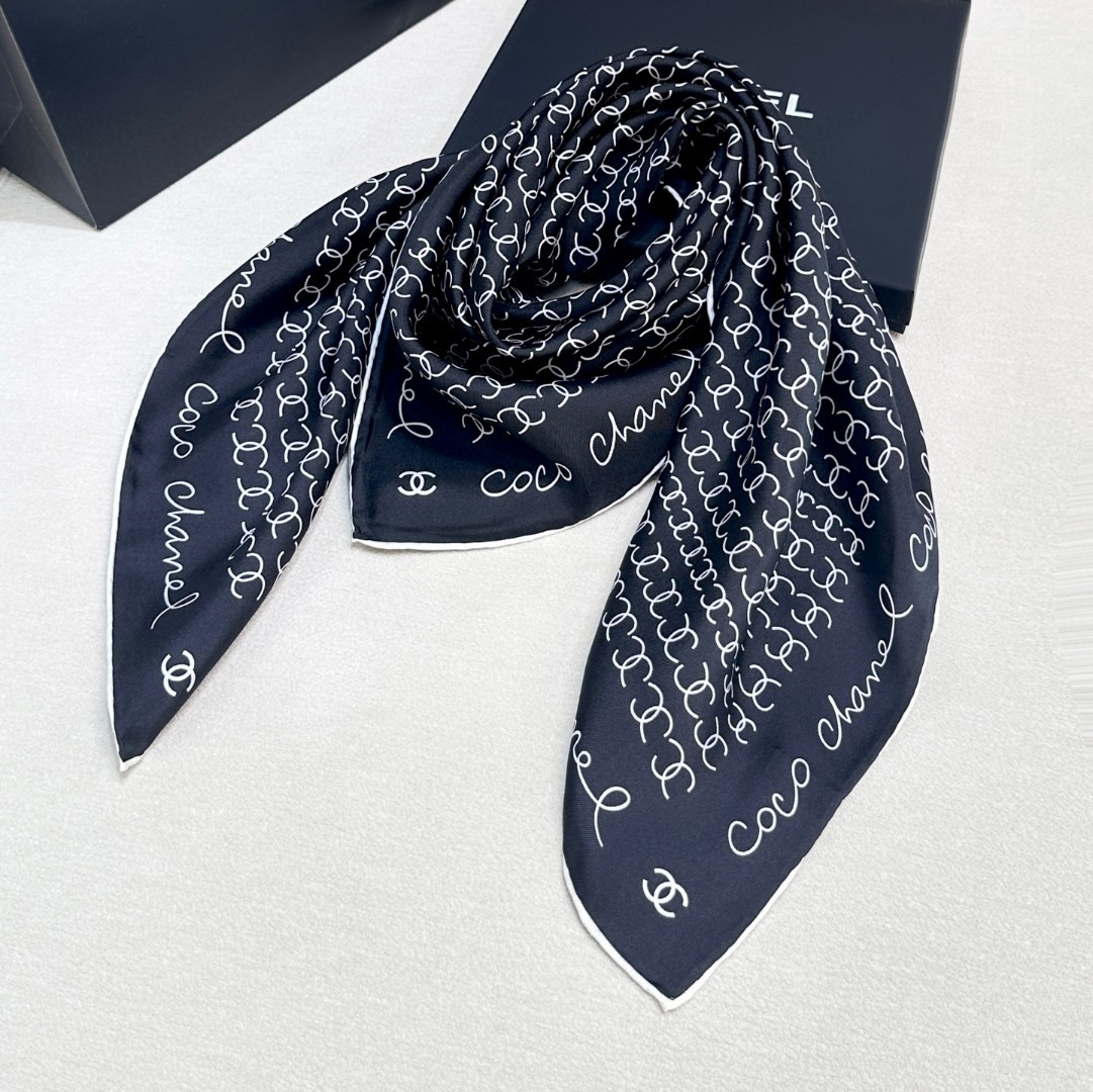   Chanel~~童趣字母~~春季新款

90*90 斜纹真丝 
二色