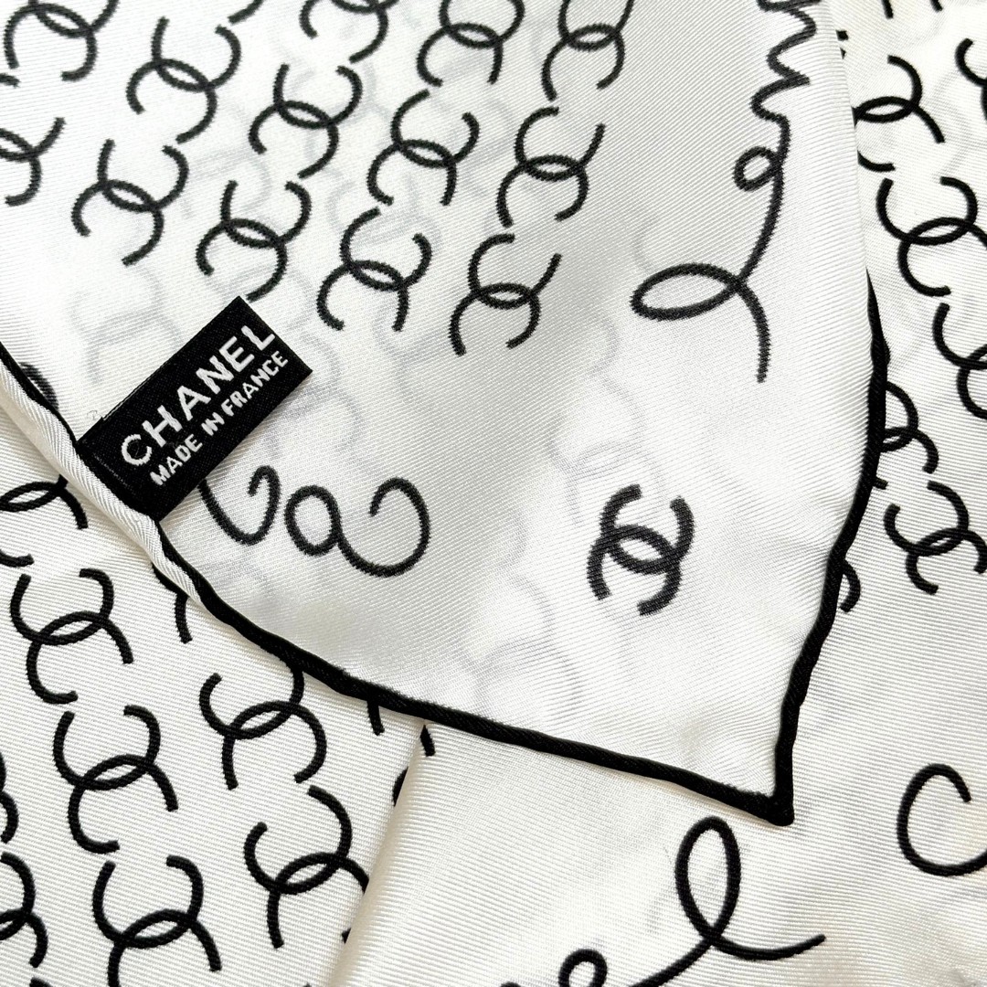   Chanel~~童趣字母~~春季新款

90*90 斜纹真丝 
二色
