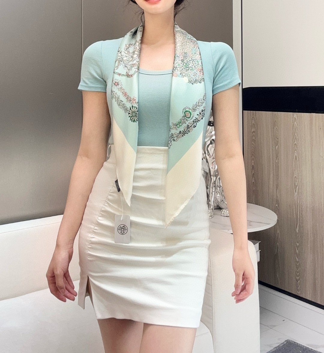 2025年春款爱马仕HERMES华丽的缰辔花卉版”1材质桑蚕丝②配色4款
3设计师克莉丝汀娜·亨利