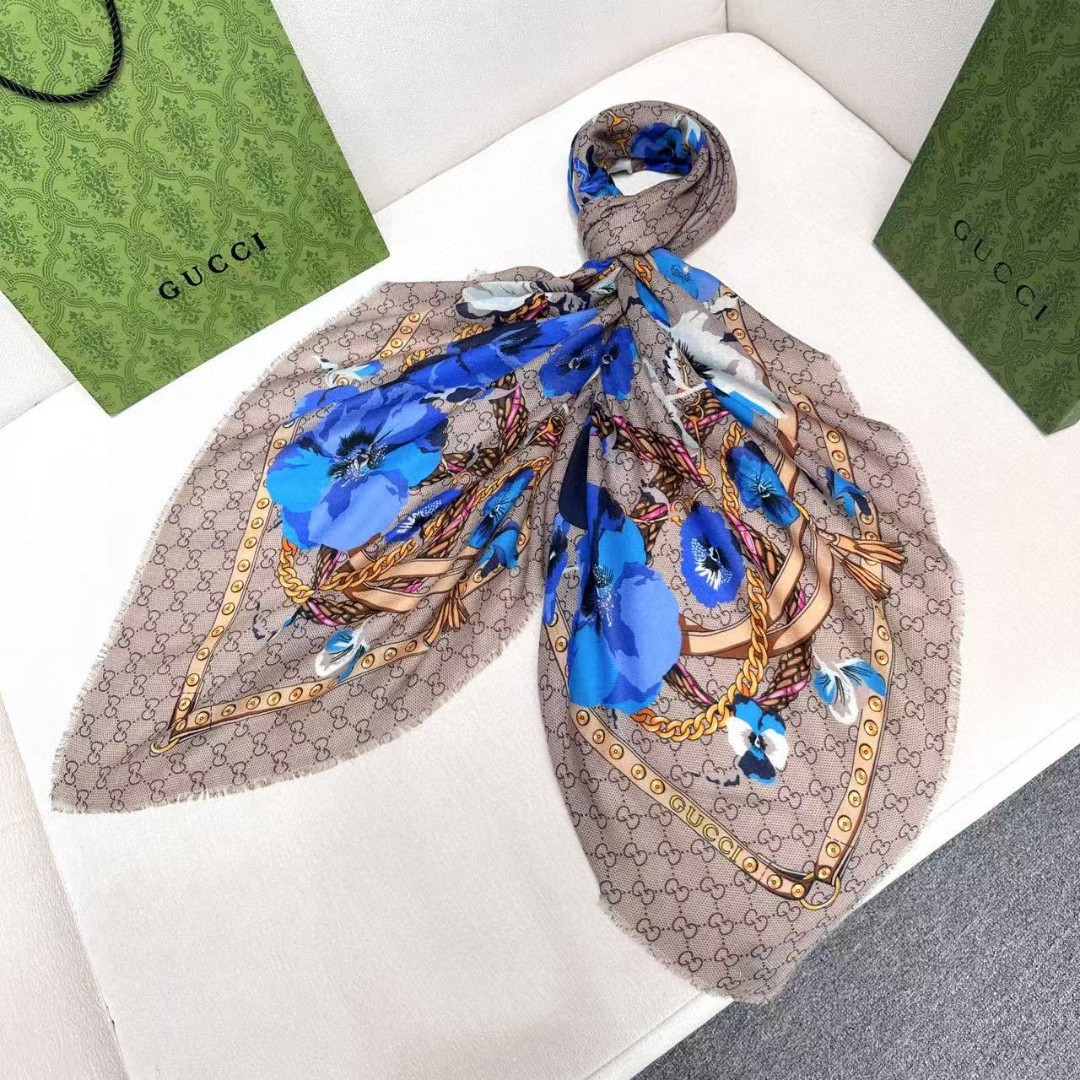  ✨！Gucci经典的双G字母Logo配上花卉元素，由内到外渗透出来的气质！！！骨子里的时髦感，抬人的围