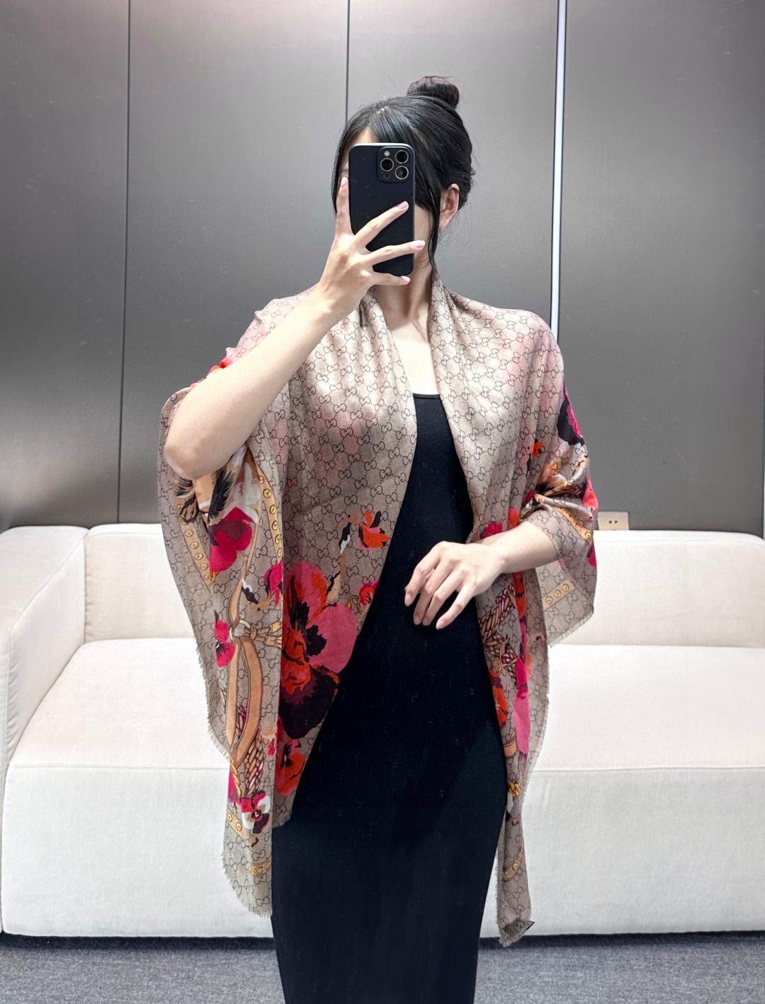  ✨！Gucci经典的双G字母Logo配上花卉元素，由内到外渗透出来的气质！！！骨子里的时髦感，抬人的围