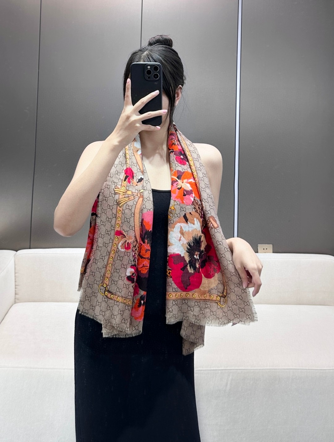  ✨！Gucci经典的双G字母Logo配上花卉元素，由内到外渗透出来的气质！！！骨子里的时髦感，抬人的围