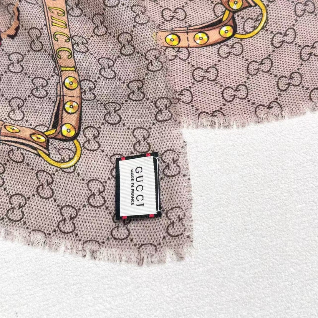  ✨！Gucci经典的双G字母Logo配上花卉元素，由内到外渗透出来的气质！！！骨子里的时髦感，抬人的围