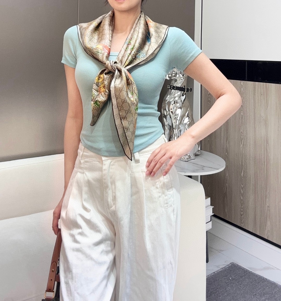 NO:189306,Animal and floral print mulberry silk scarf - Gucci brand collection pattern shines brightly against the backdrop of new and eye-catching prints. This square scarf is exquisitely embellished with animal and floral prints, highlighting the design inspiration drawn by Gucci from nature. Multi-color Gucci animal and floral print brown twill mulberry silk 90 cm x 90 cm Italian high-version scarf, high-version scarf, gucci19860909动物和花卉印花桑蚕丝方巾-Gucci 品牌典藏图案在与全新醒目印花的衬托下熠熠生辉. 这款方巾匠心缀饰动物和花卉印花,彰显Gucci从大自然汲取而来的设计灵感. 多色Gucci动物和花卉印花棕色斜纹桑蚕丝 90厘米x90厘米 意大利创作高版本围巾,高版本围巾,gucci,scarf