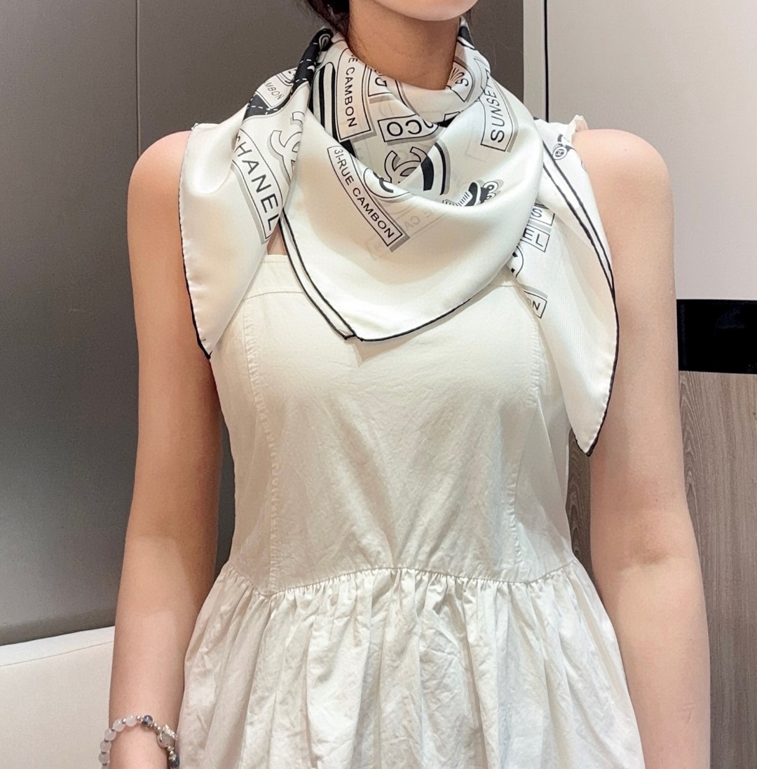 NO:189308,.Chanel is shipped, designed by a combination of double C for various brand logo patterns, simple, atmospheric and fashionable, Xiaoxiang's design is always eye-catching. Silk 90*90cm, black and white two-color high-version scarf, high-version scarf, chanel, real silk19860909.Chanel又一新款出货 各种品牌标志图案双C组合设计而成 简约大气时尚 小香的设计总是让人眼前一亮 真丝 90*90cm 黑白两色高版本围巾,高版本围巾,chanel,real silk,scarf