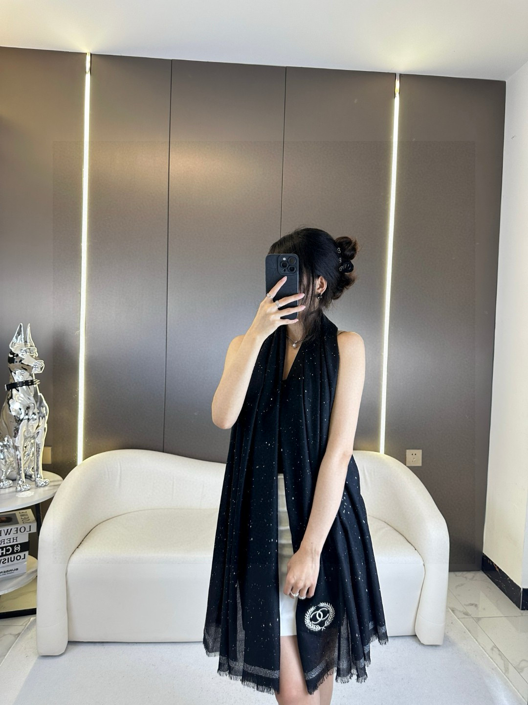 NO:189301,Popular products arrive!  I believe everyone has always seen this scarf because the order is super complicated. The silver wire borders and silver wires are imported from Japan and combined with yarn. The scarf has very small sequins all over the body. When you look at the picture, you will think it is a diamond that is stuck on it. In fact, it is spinned into the yarn. It is exquisite!  Don’t worry about falling off, the fabric is customized with ultra-fine wool cashmere yarn, and the texture is very good!  It won't be thorny at all, the touch is so soft that it is reluctant to let go, the aura is as bright as a galaxy!  80*190 size high-version scarf, high-version scarf, chanel19860909爆款到货！香奈儿匠品巨作必须收的款,相信大家一直也都有看过这款围巾,因为这个订单工艺超级复杂,四周银丝线边框,银丝都是日本进口再跟纱线合股,围巾通身是非常细小的亮片,看图会以为是一颗颗粘上去的钻,其实是纺到纱线里面的,精致！不用担心脱落问题,面料是定制的超细羊毛羊绒纱线,质感非常好！一点都不会扎,触感柔软到舍不得放下,气场强大,灿若星河！80*190的尺寸高版本围巾,高版本围巾,chanel,scarf