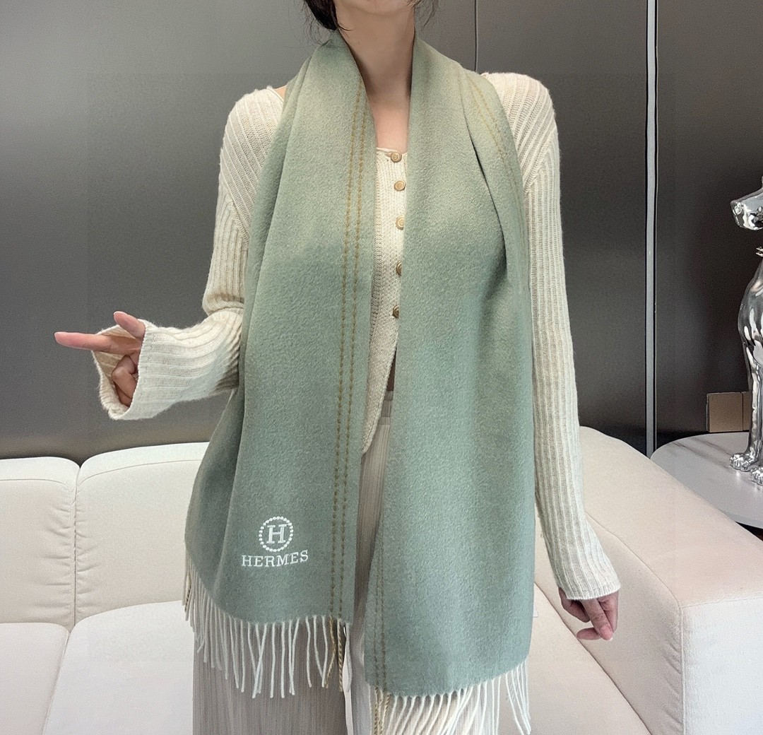 ️  HERMES🧣爱马仕2024巴黎时装展商务男士女士通用双面羊绒披肩。代工厂臻选上乘的超细羊绒纤维 