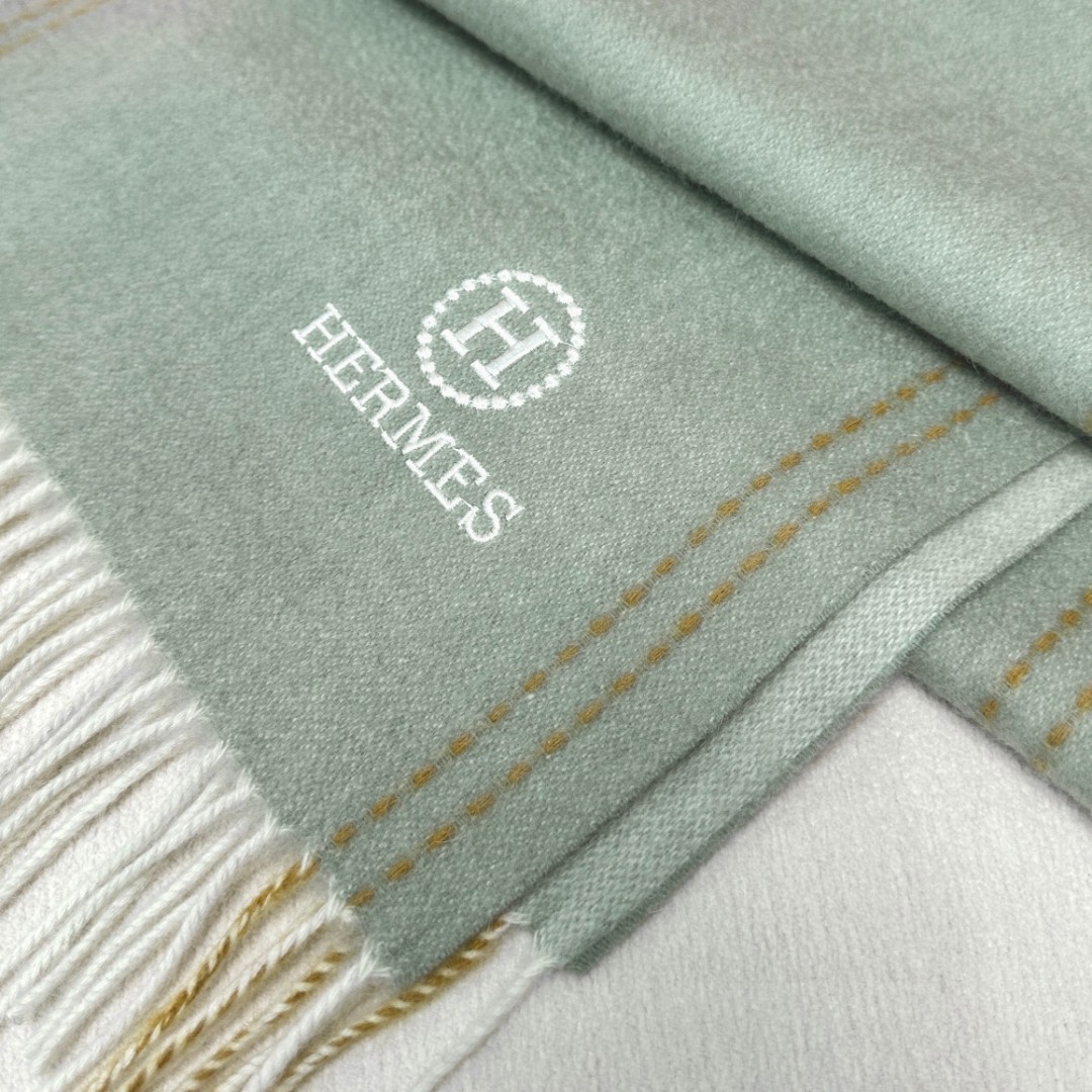 ️  HERMES🧣爱马仕2024巴黎时装展商务男士女士通用双面羊绒披肩。代工厂臻选上乘的超细羊绒纤维 