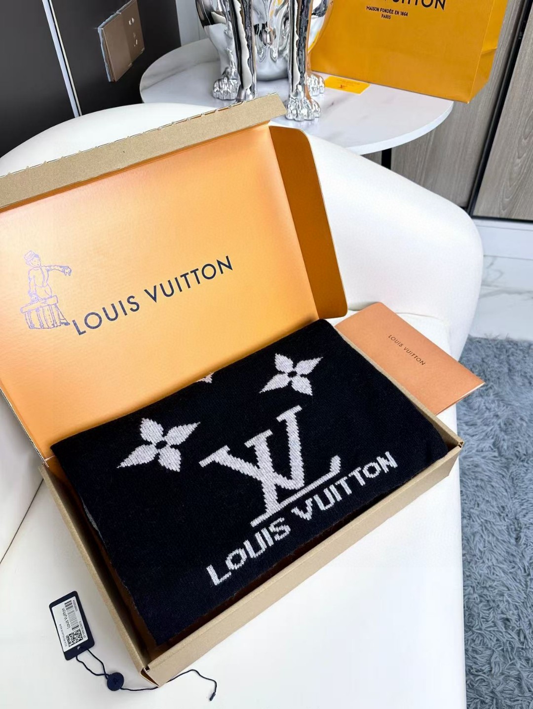   爆款上新 ！2024年最新情侣款👍👍LV 独家牛货🐂  奢华尽在尺寸之间，高端品质‼️具有超高羊绒品