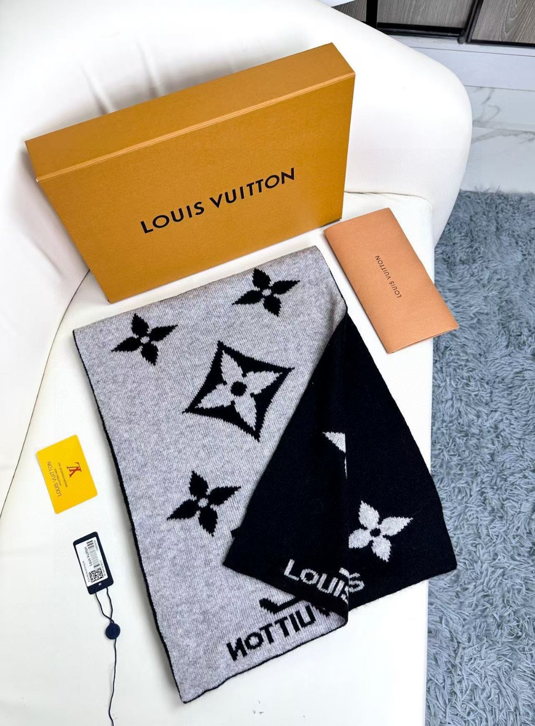   爆款上新 ！2024年最新情侣款👍👍LV 独家牛货🐂  奢华尽在尺寸之间，高端品质‼️具有超高羊绒品
