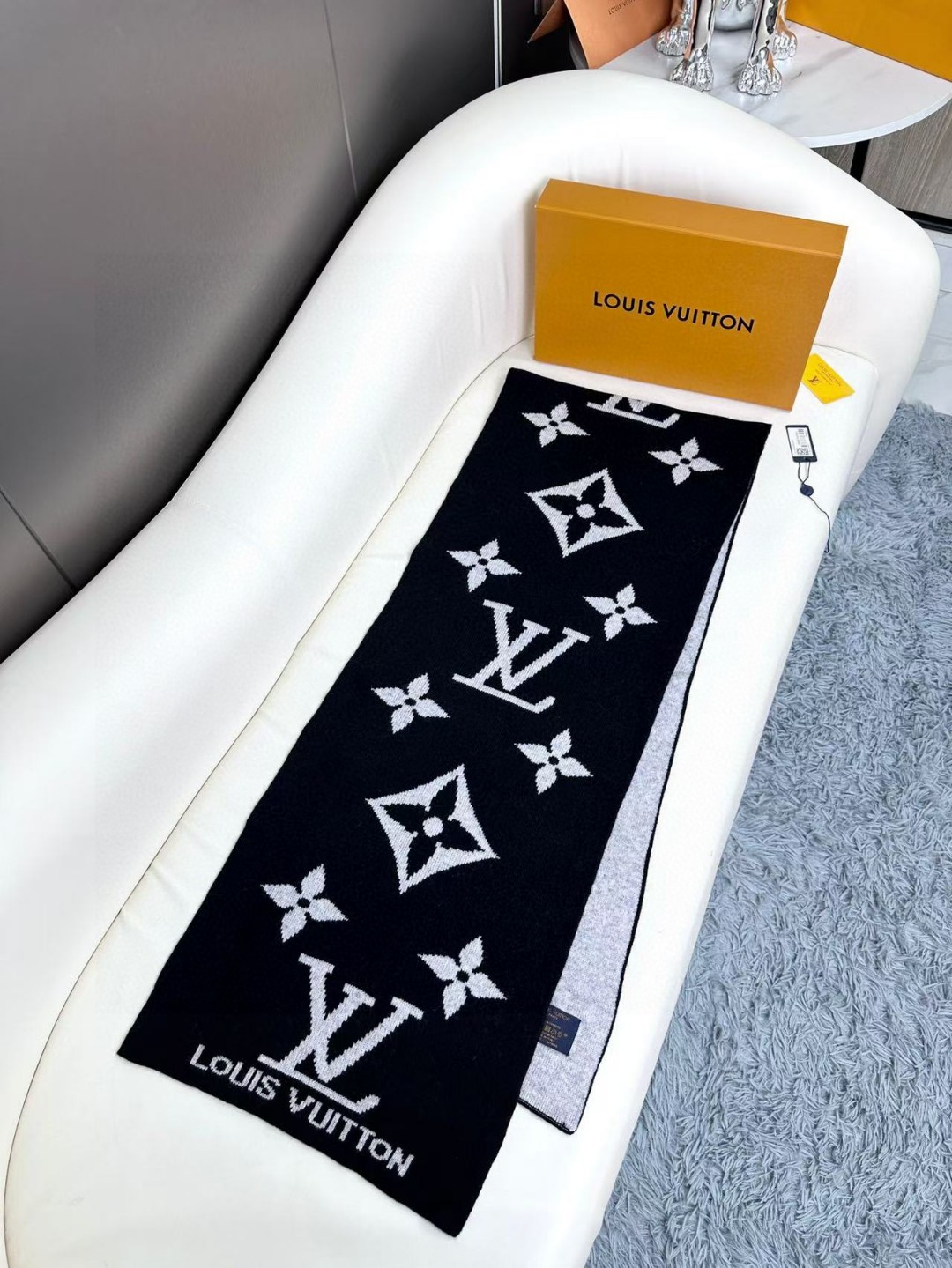   爆款上新 ！2024年最新情侣款👍👍LV 独家牛货🐂  奢华尽在尺寸之间，高端品质‼️具有超高羊绒品