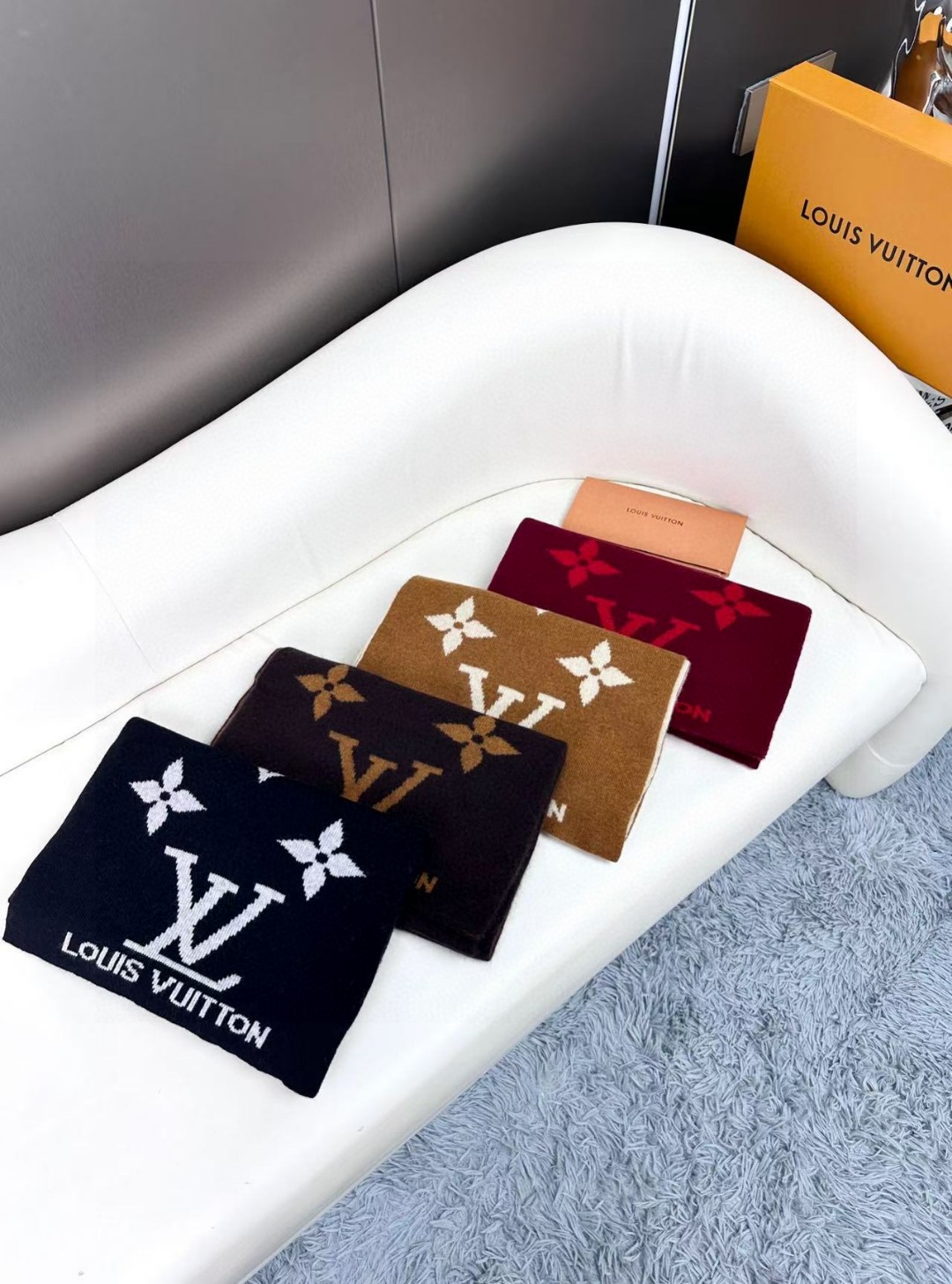   爆款上新 ！2024年最新情侣款👍👍LV 独家牛货🐂  奢华尽在尺寸之间，高端品质‼️具有超高羊绒品