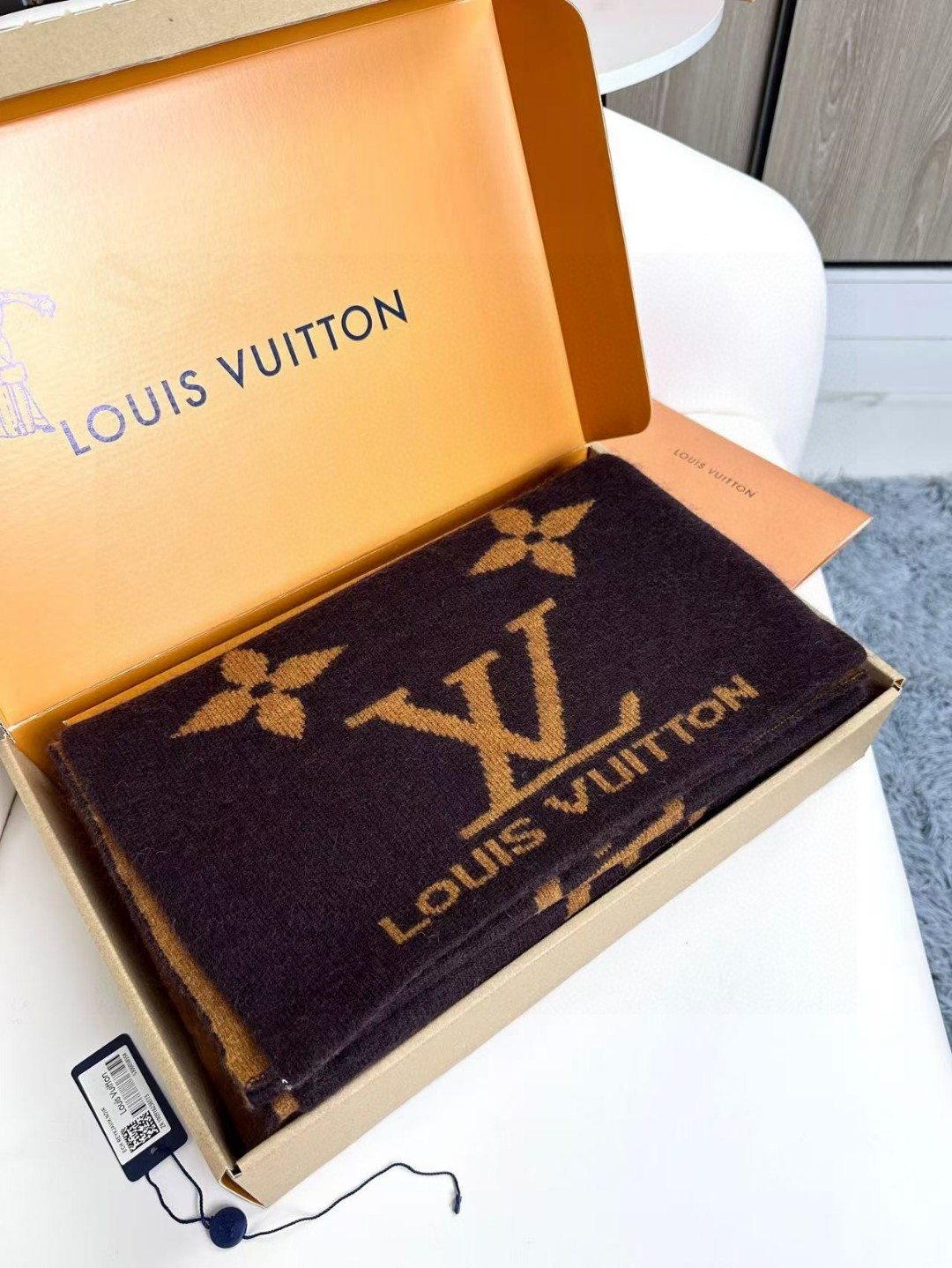   爆款上新 ！2024年最新情侣款👍👍LV 独家牛货🐂  奢华尽在尺寸之间，高端品质‼️具有超高羊绒品