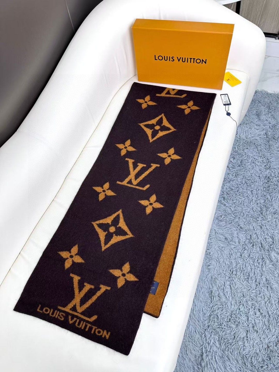   爆款上新 ！2024年最新情侣款👍👍LV 独家牛货🐂  奢华尽在尺寸之间，高端品质‼️具有超高羊绒品
