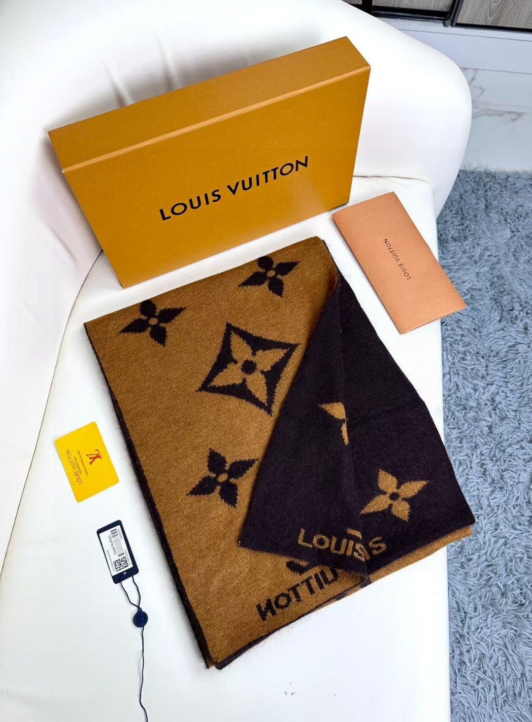   爆款上新 ！2024年最新情侣款👍👍LV 独家牛货🐂  奢华尽在尺寸之间，高端品质‼️具有超高羊绒品