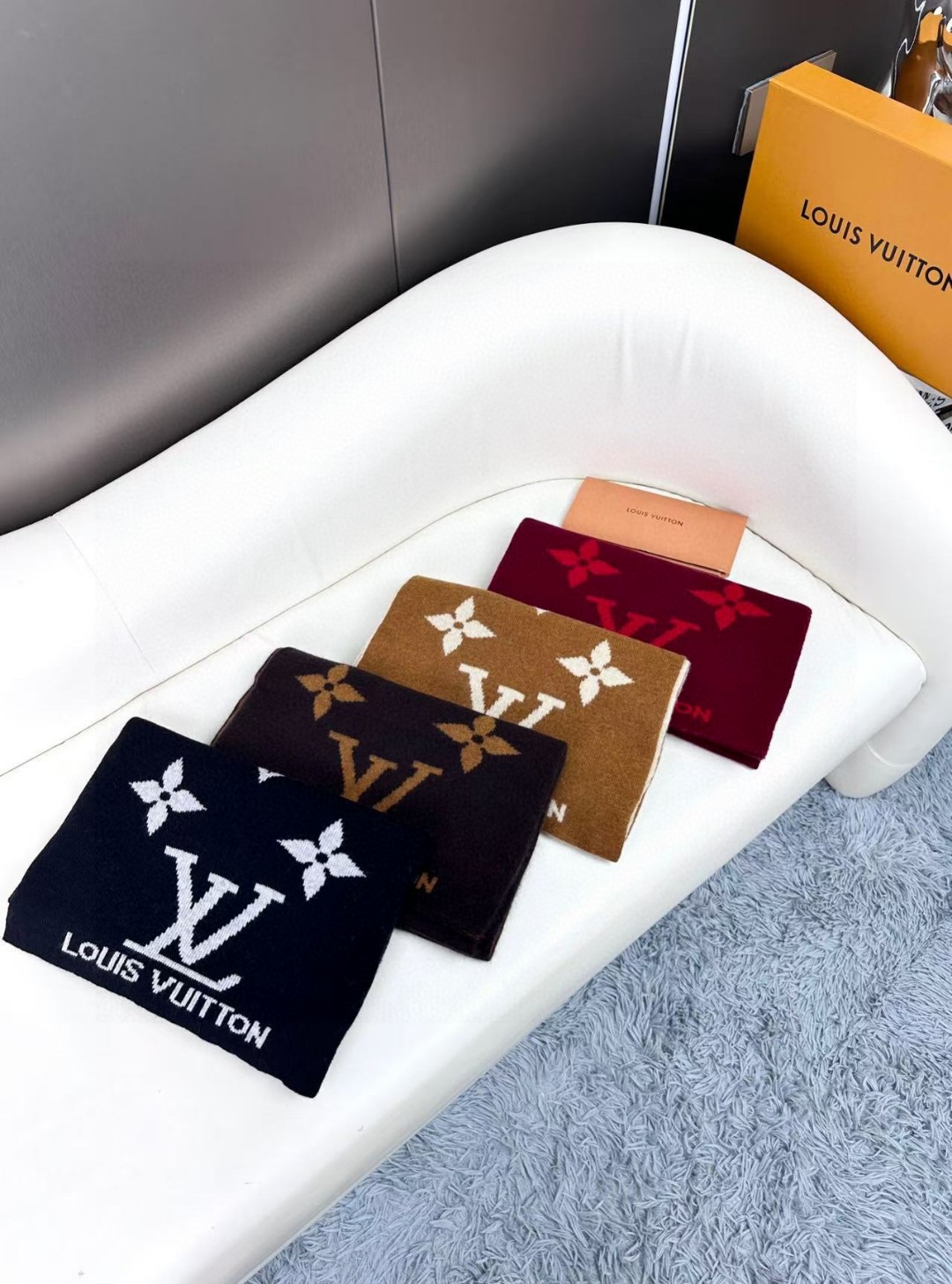   爆款上新 ！2024年最新情侣款👍👍LV 独家牛货🐂  奢华尽在尺寸之间，高端品质‼️具有超高羊绒品