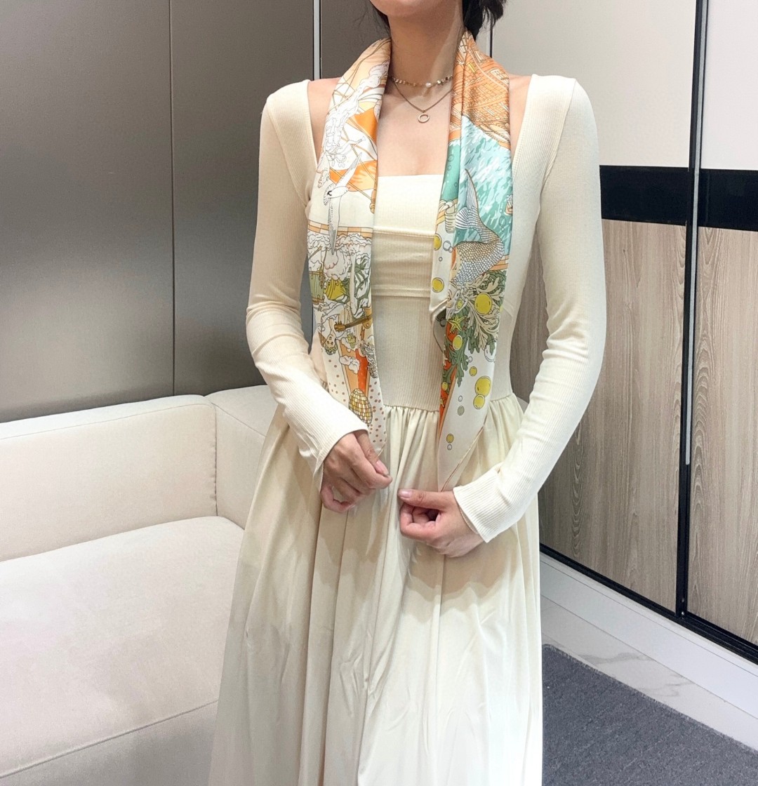 。“爱马仕旗舰”90方巾
手工卷边斜纹真丝方巾（100%桑蚕丝）。
这款爱马仕的经典单品展现强大而迷人的