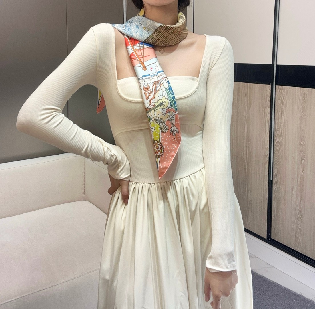 。“爱马仕旗舰”90方巾
手工卷边斜纹真丝方巾（100%桑蚕丝）。
这款爱马仕的经典单品展现强大而迷人的