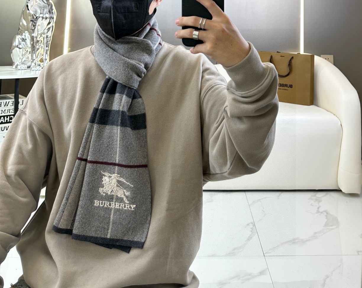  Burberry爆款上新 高端男士围巾👍【经典战马格纹】独家牛货🐂  具有超高羊绒品质才会被此品牌青睐