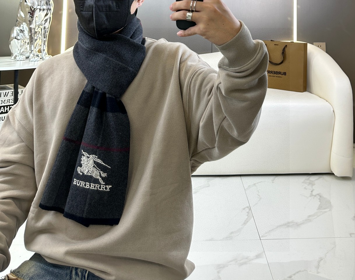  Burberry爆款上新 高端男士围巾👍【经典战马格纹】独家牛货🐂  具有超高羊绒品质才会被此品牌青睐