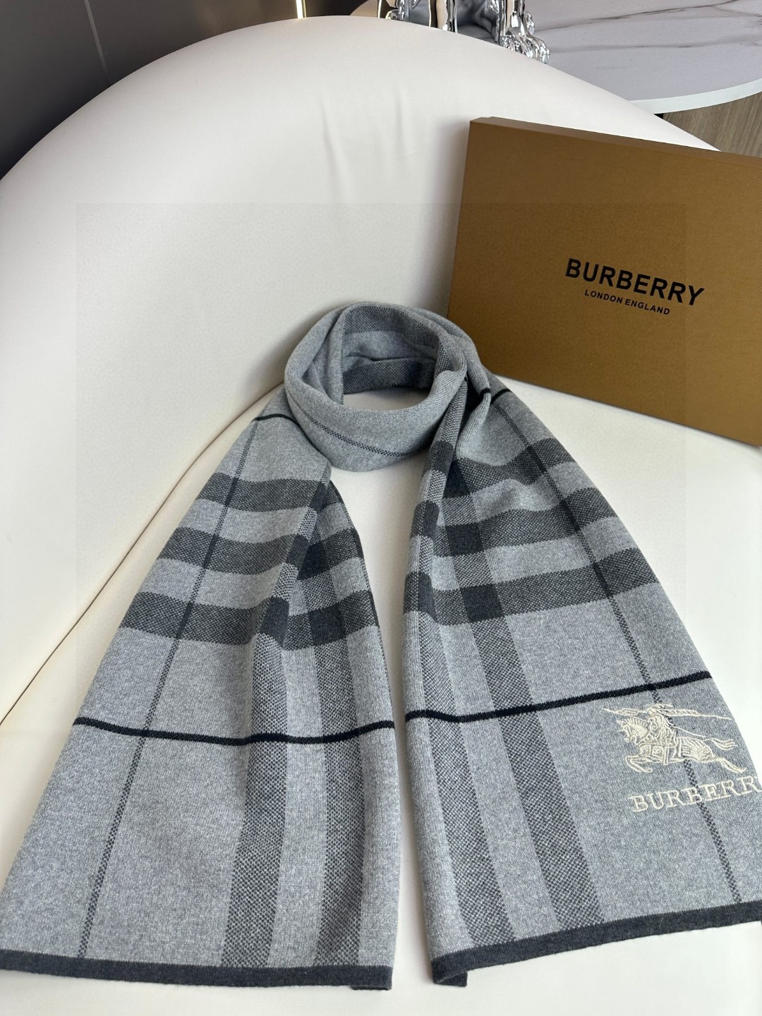  Burberry爆款上新 高端男士围巾👍【经典战马格纹】独家牛货🐂  具有超高羊绒品质才会被此品牌青睐